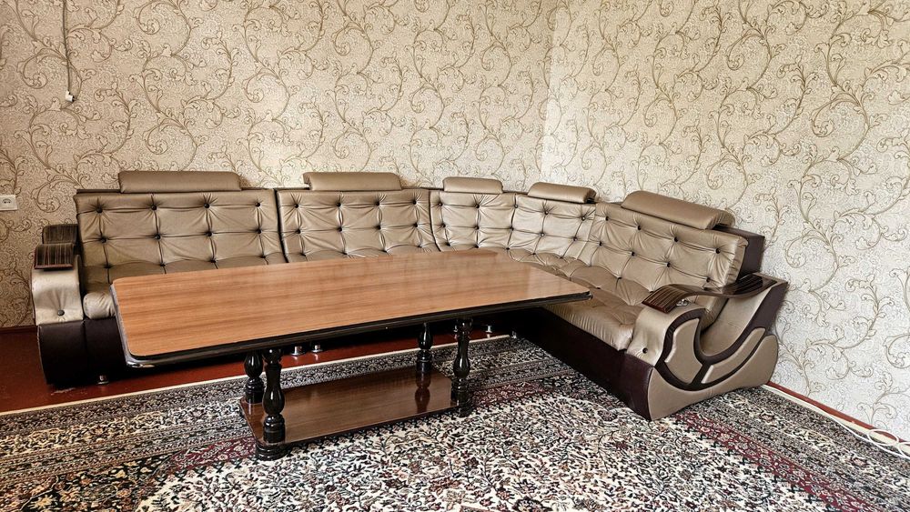 Уголок столи билан