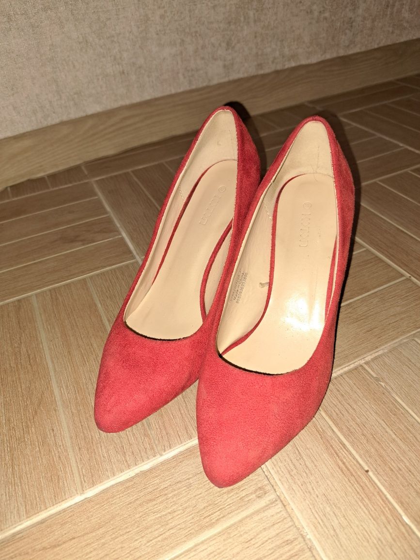 Красные вечерние туфли