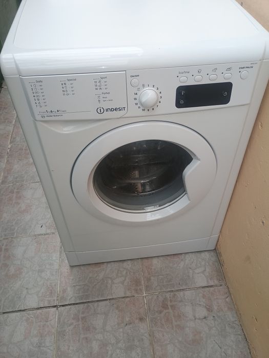 Mașină de spălat Indesit afișaj model impecabil