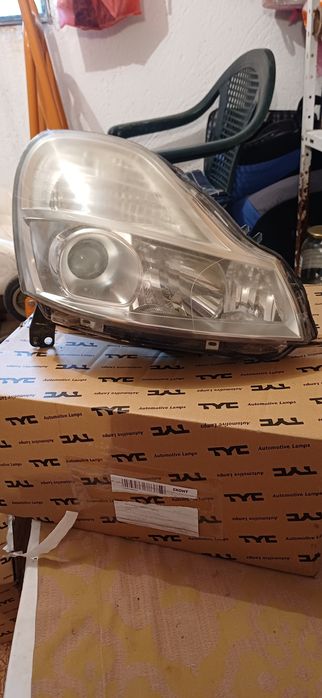 Продавам десен оригинален фар за Рено Модус.