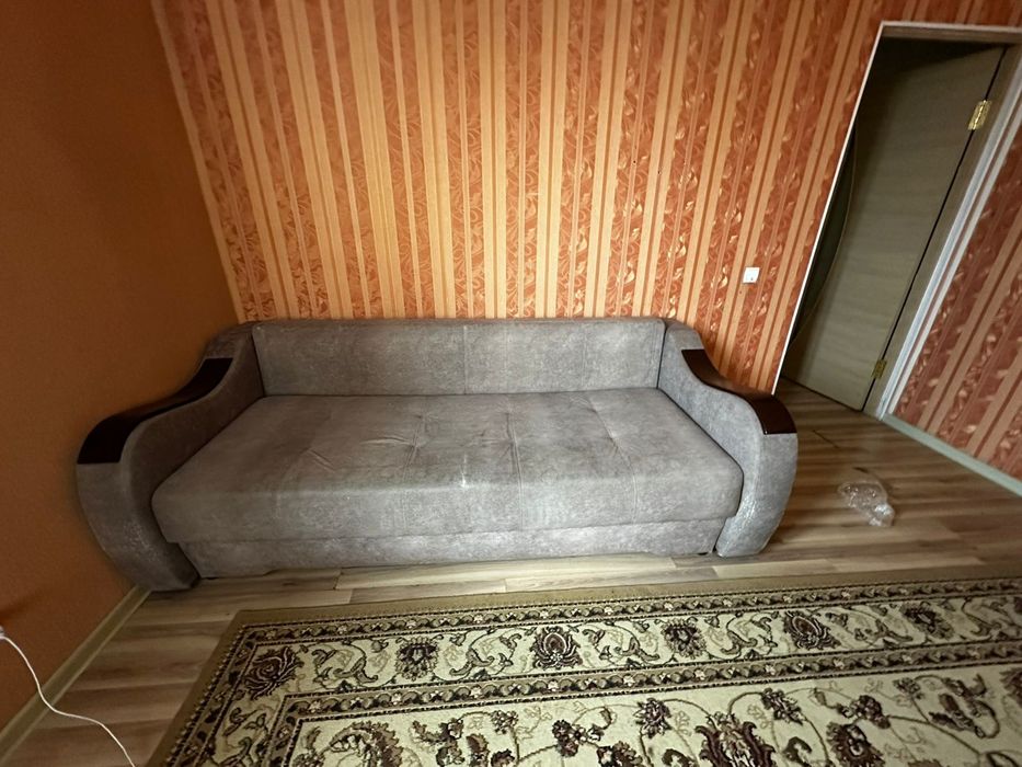Срочно продаю диван в отличном состояние