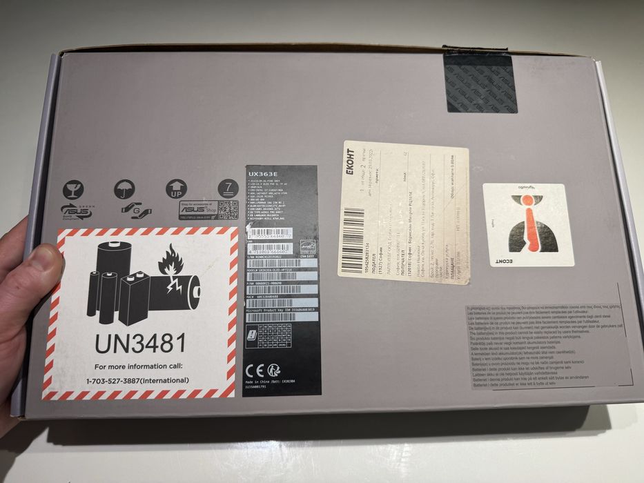 Продавам Asus UX363E /с проблем в дъното/