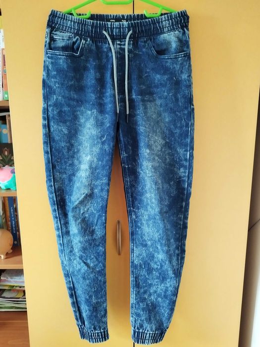Pantaloni jogger