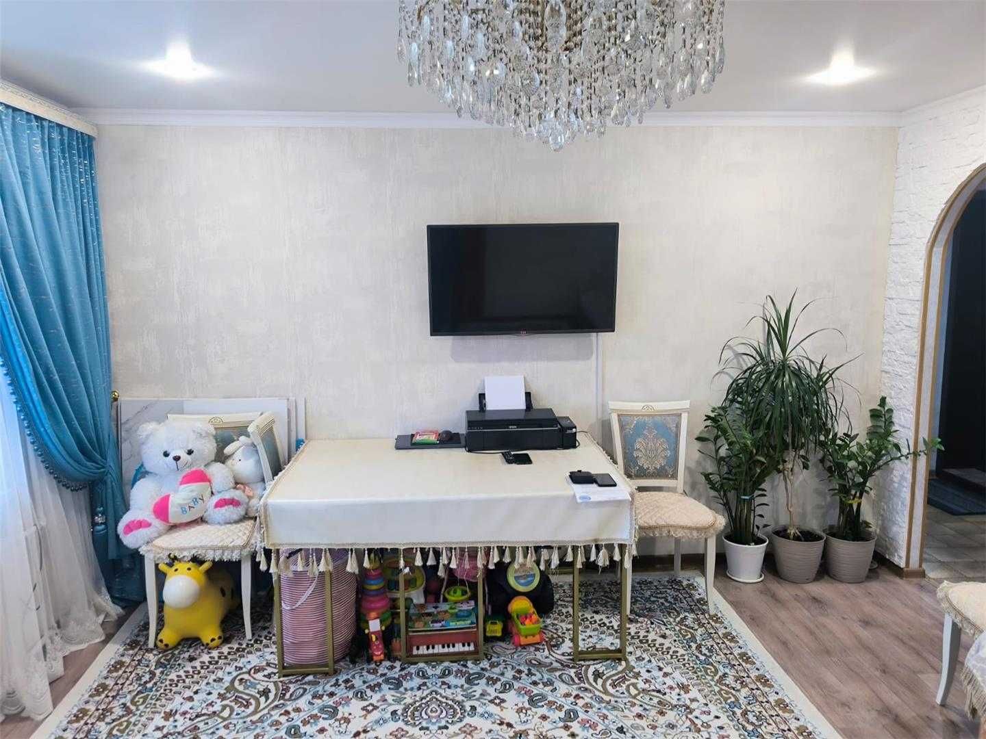 Продаю 4 ком квартиру в 6 мкр( р-н 6 школы)