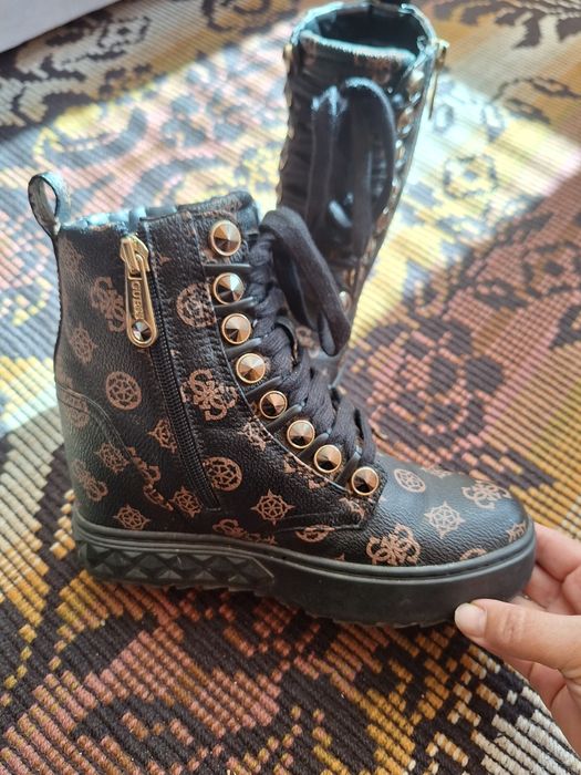 Оригинални обувки Guess без забележки