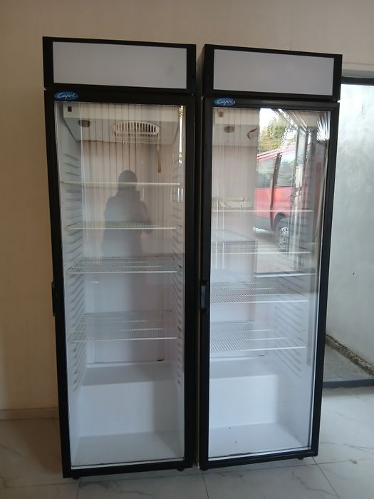 Витринный холодильник в комплекте