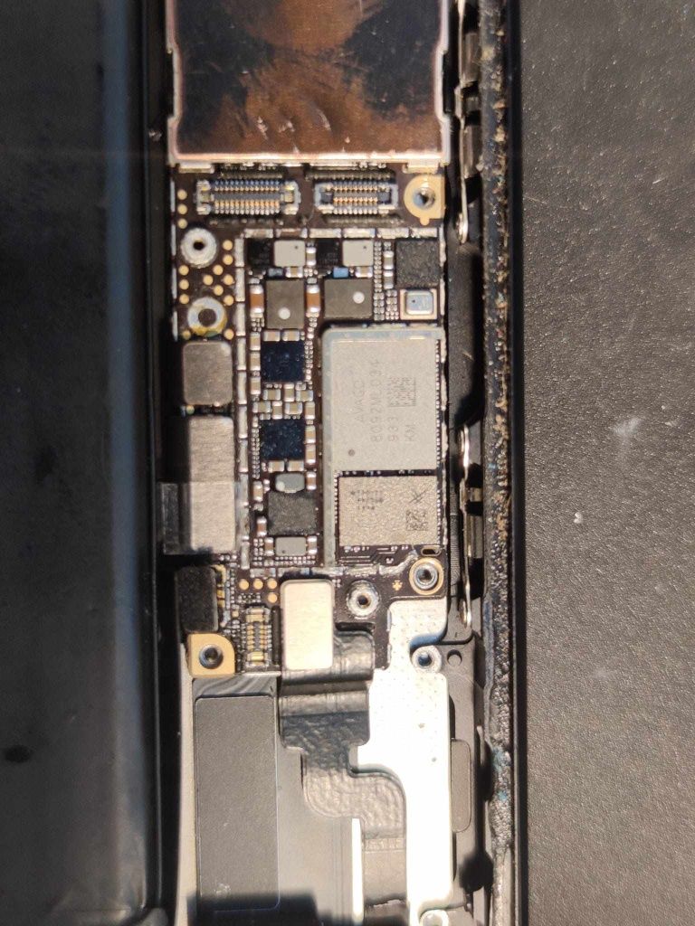 Reparatii placi de baza iphone