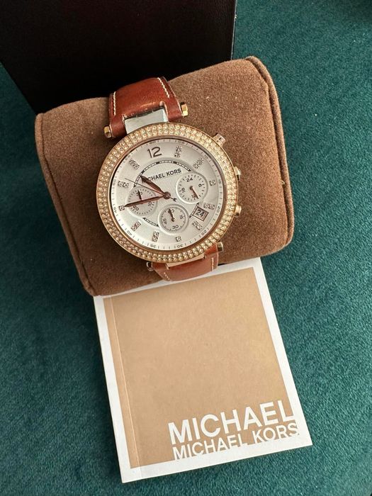 Часовник Michael Kors в много добро състояние с кожа и розово злато
