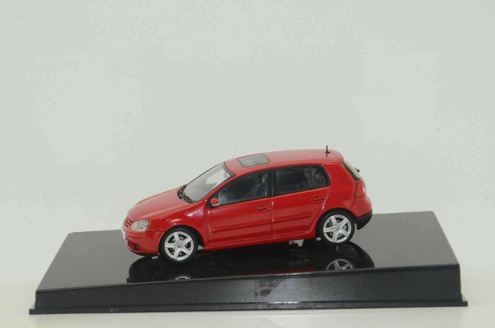 Macheta VOLKSWAGEN ( VW ) GOLF 5 2004 - Autoart, scara 1/43, noua.