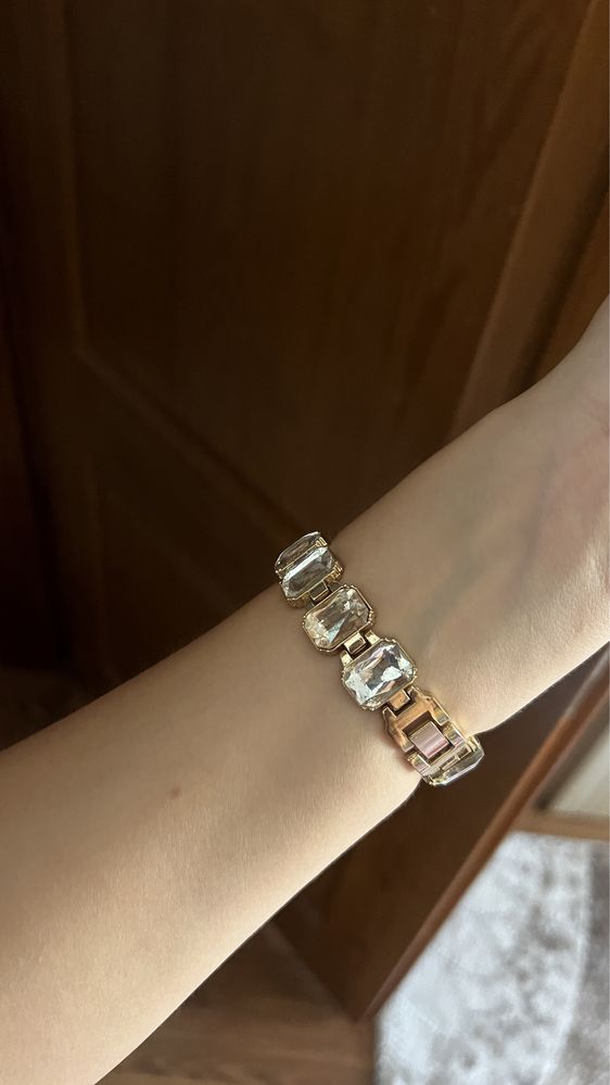 Продавам часовник Swarovski