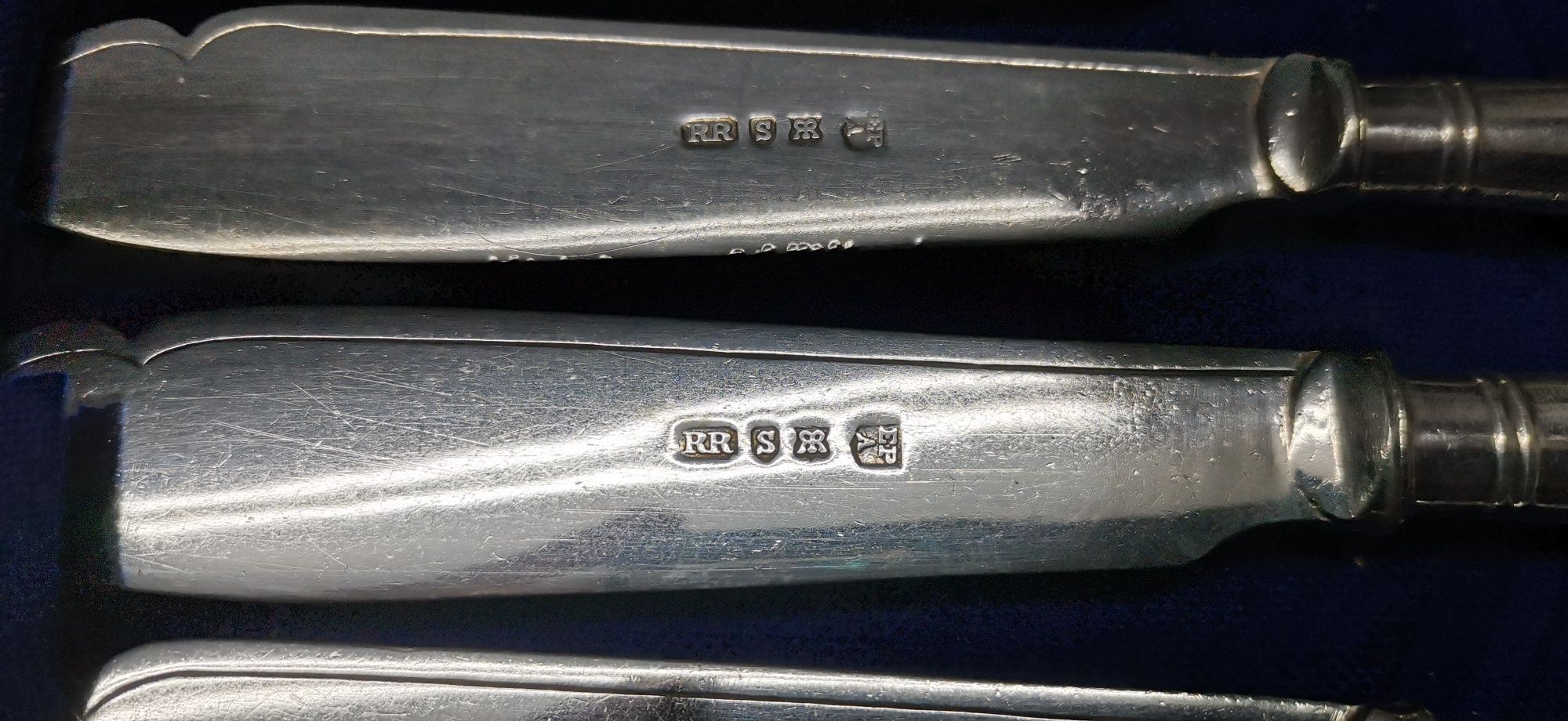 Set cuțite și furculițe argintate în cutie originala