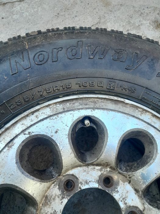Шины зимние внедорожник.