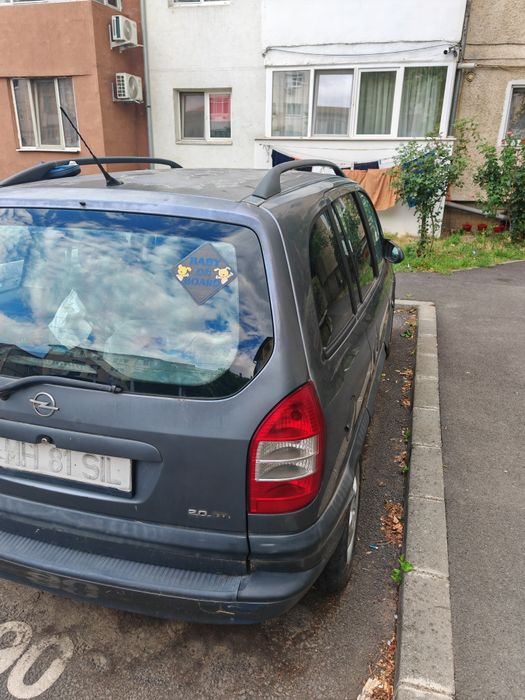 Vând Opel zafira
