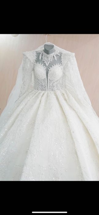 Булченска рокля с дълъг шлейф