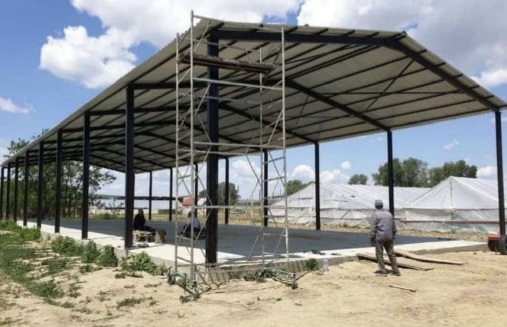 Vand hala pe structura metalica destinata pentru servicie auto,state