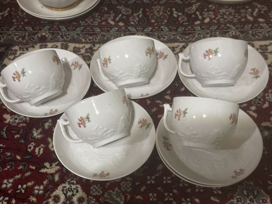 Продается посуда новая  чайники и чашечки с блютцами