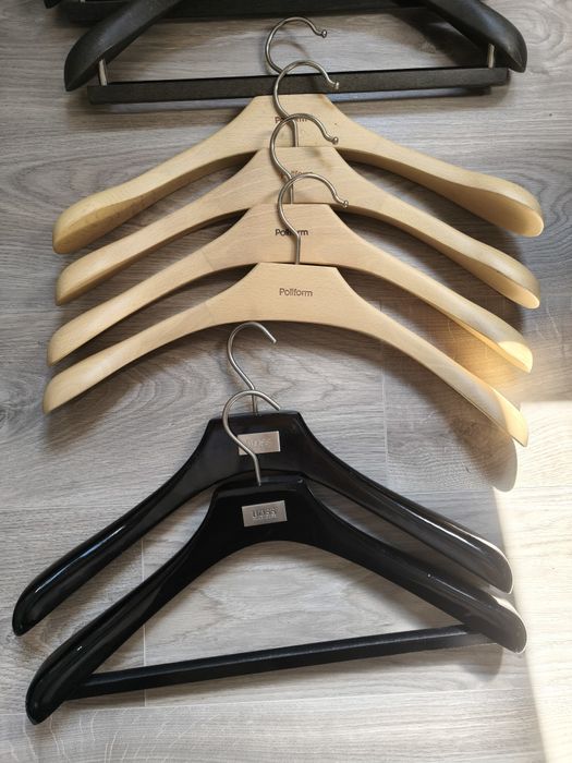 Umerașe lemn masiv 8 Poliform + 1 Hugo Boss