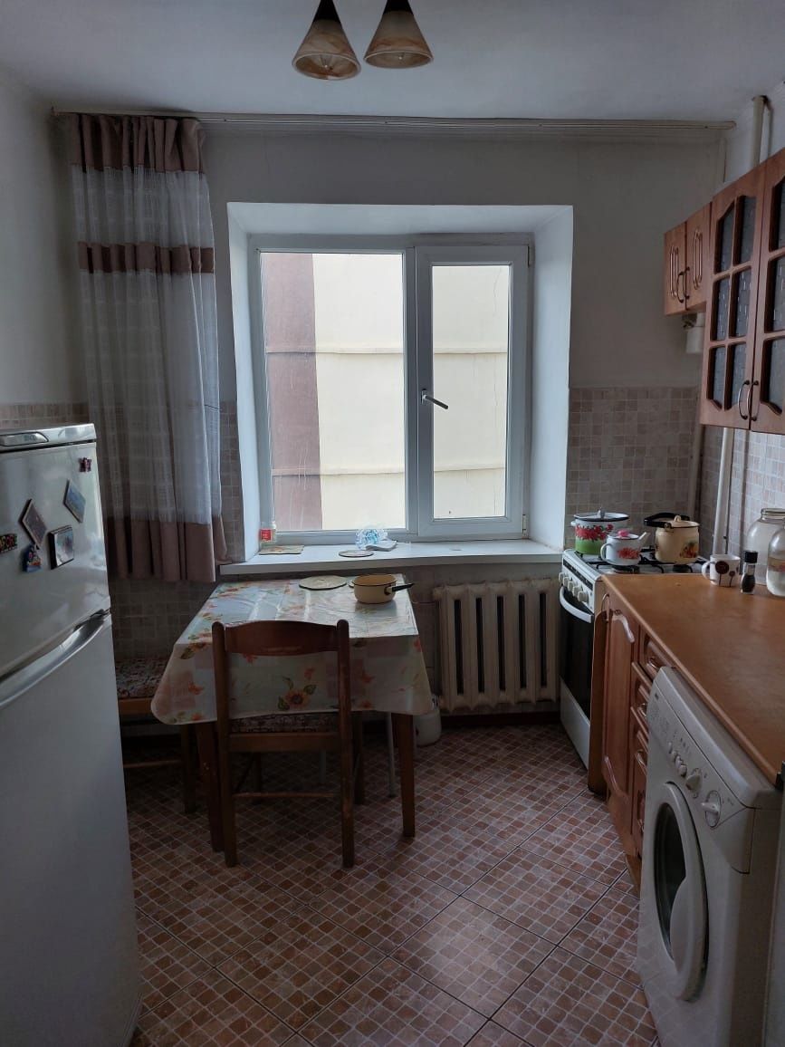 Продам 4 комнатную квартиру в центре.