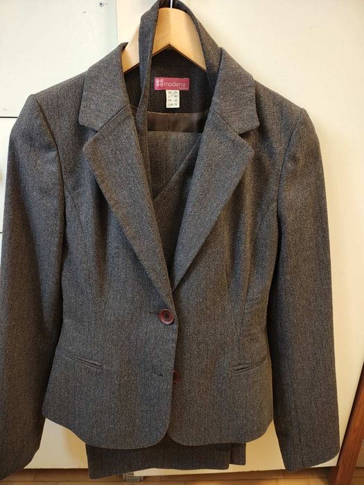 - Кафяв костюм Модена
- Размер: BG 42 UK 10