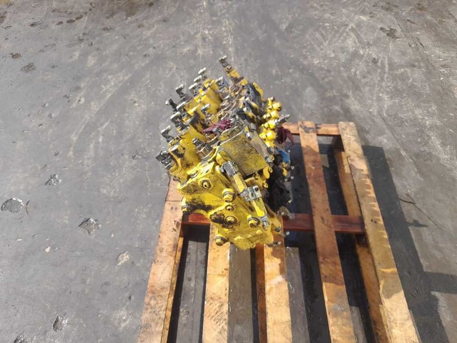 Distribuitor hidraulic Komatsu C2L51496 excavator Komatsu PC210 - 6