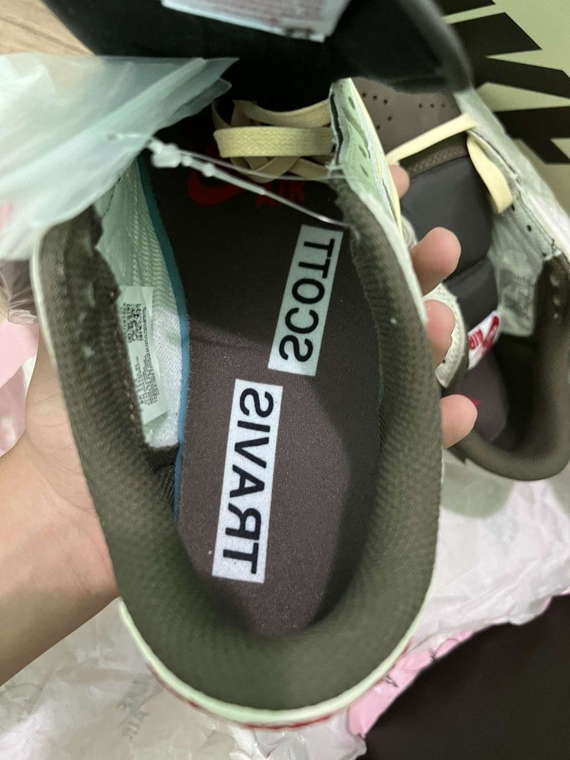 Обувки  NIKE Jordan 1 Low Travis Scott "Mocha Reverse" - 37,5 НОМЕР