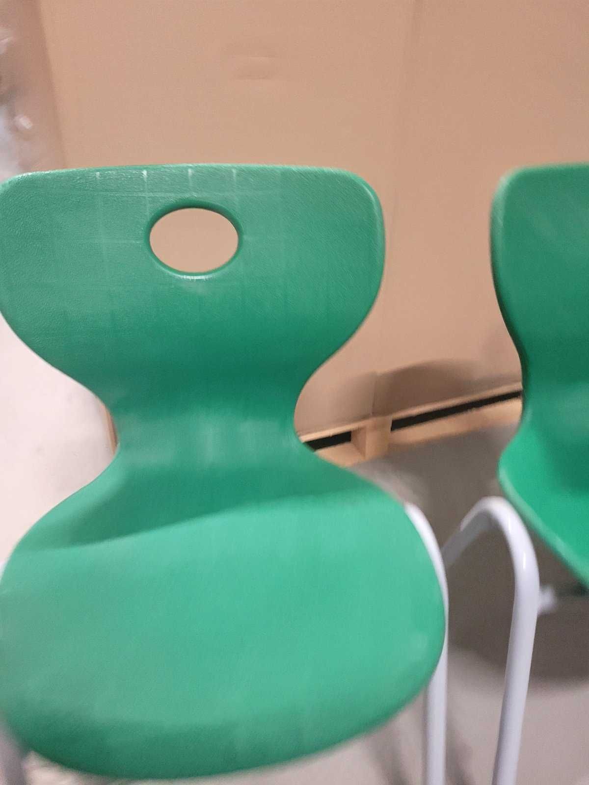 Ученически столове в зелен цвят, подходящ за училища/детски центрове