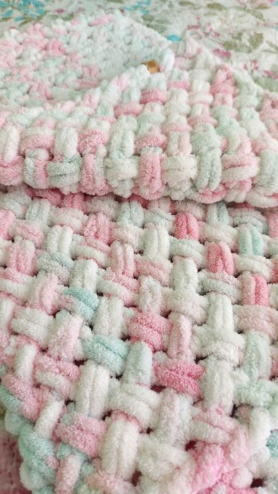 Ръчно плетено бебешко одеяло