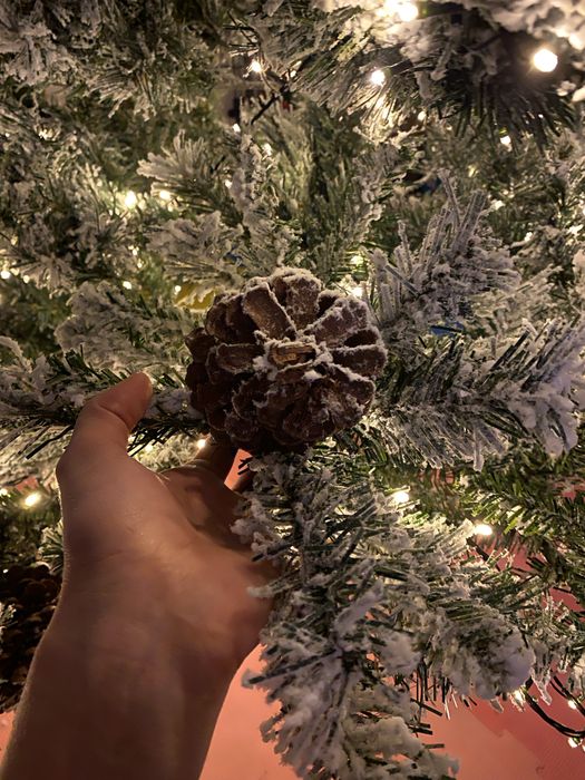 Brad artificial DeLux cu zapada/conuri 240 cm