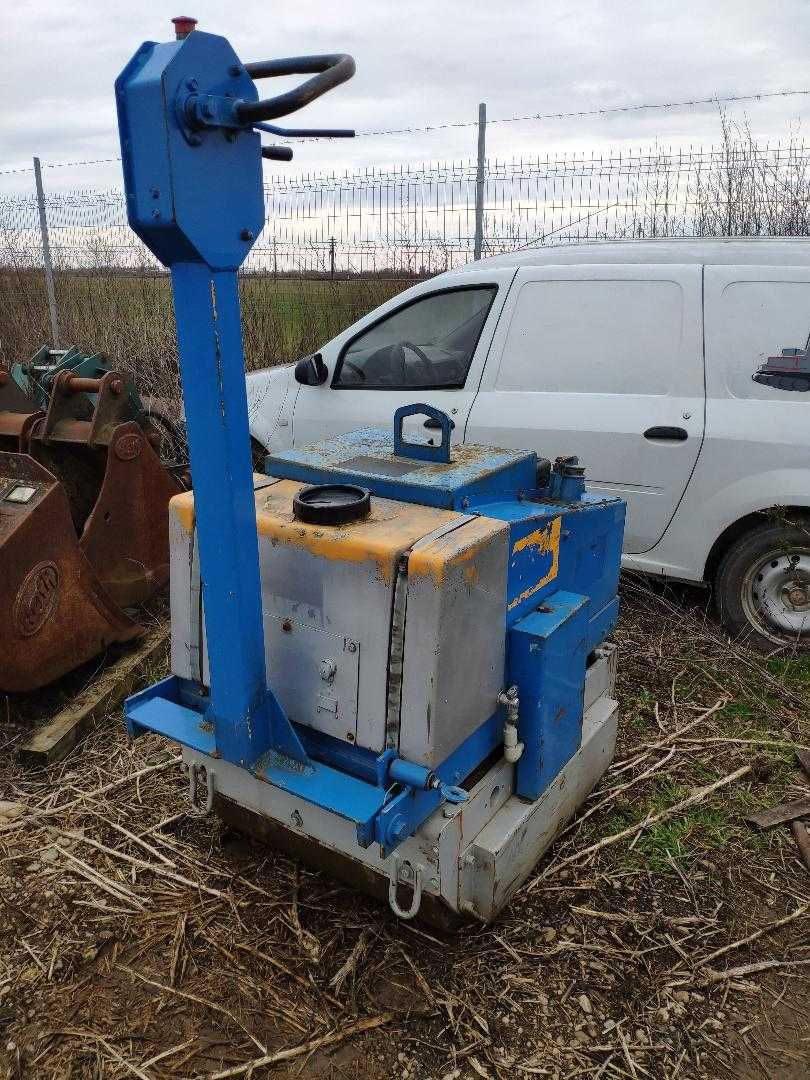 vand/inchiriez Cilindru compactor 700kg Weber motor Subaru 14CP