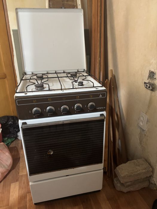 Газовая плита 50 см на 50 см.