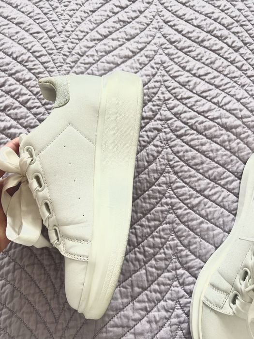 Adidasi albi Batta dupa modelul Alexander Mcqueen