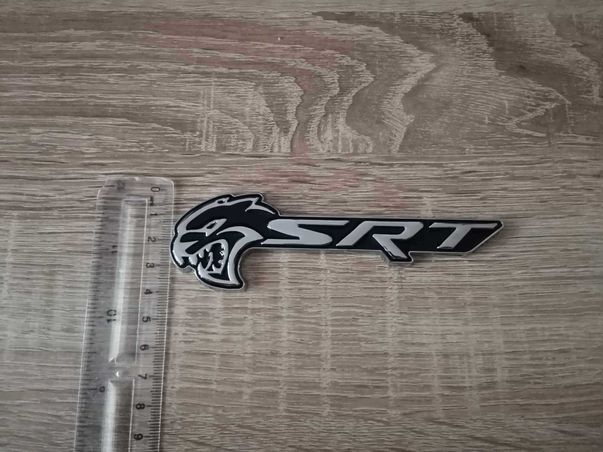 SRT Hellcat сребристо с черно емблема лява