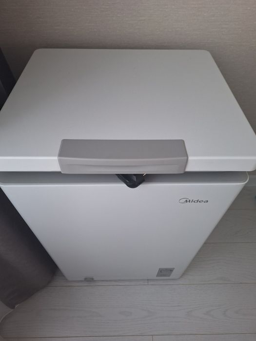 Морозилка Midea.