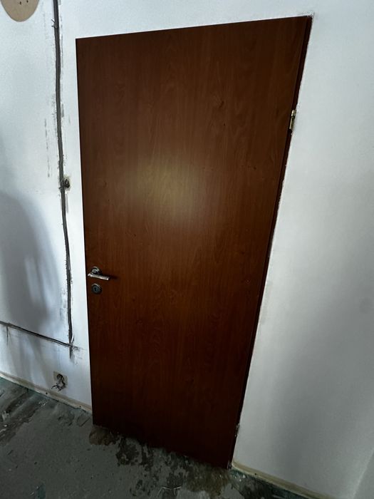 Vand doua usi utilizate aproape noi