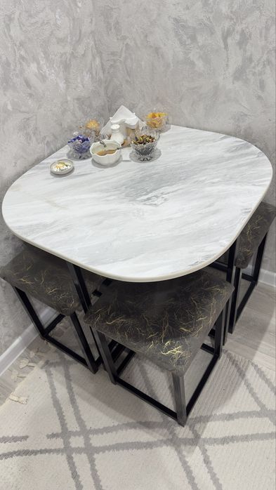 Стол и 4 табуретки б/у