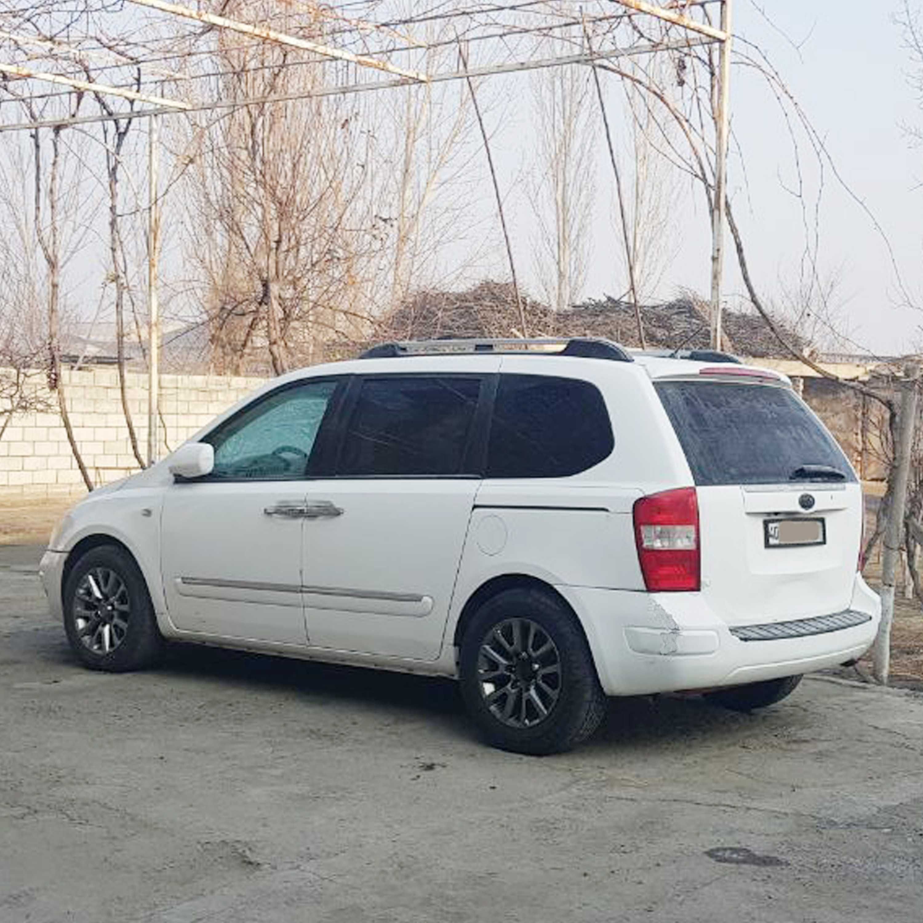 KIA Carnival 2009   sotiladi.