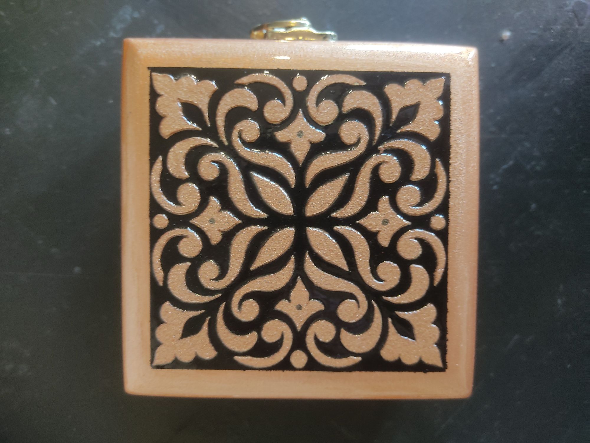 Yogʻoch quticha zarli naqshi boʻrtgan