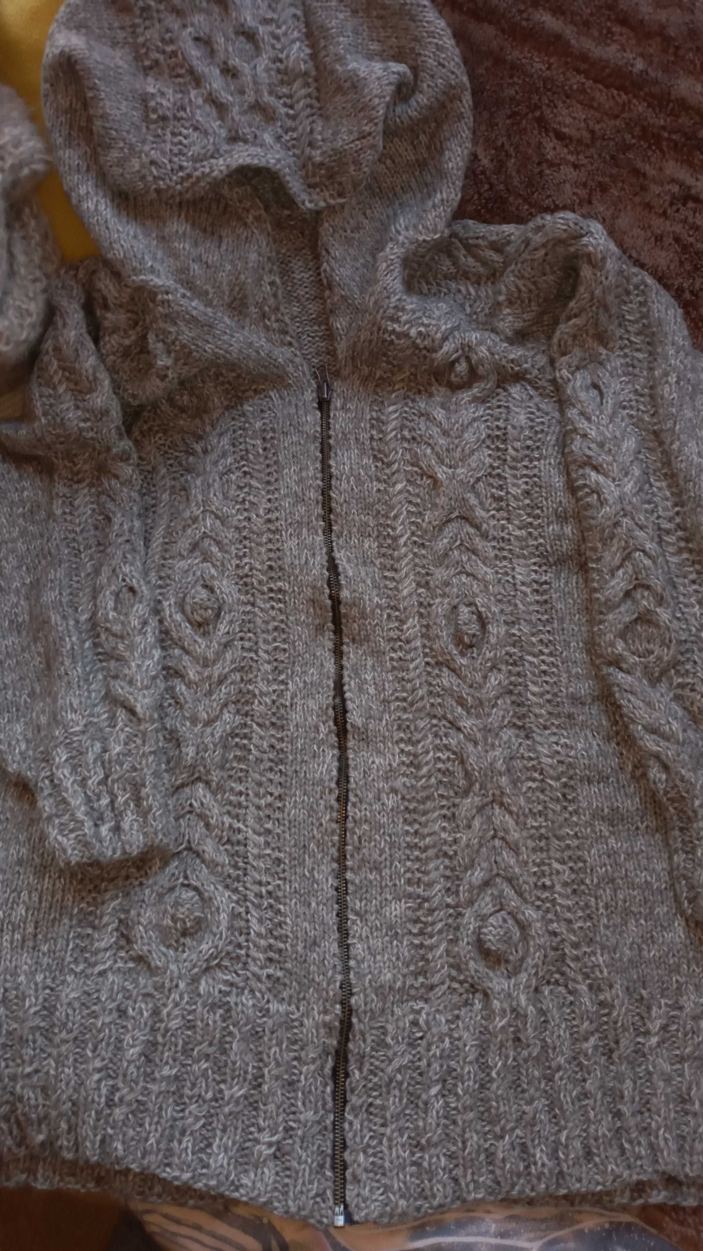 Ръчно плетена жилетка с цип, джобове и качулка.