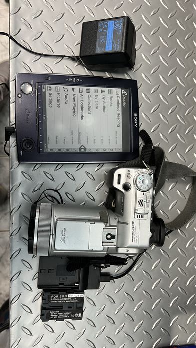 Фотоапарат Sony DSC-F717 и електронен четец Sony