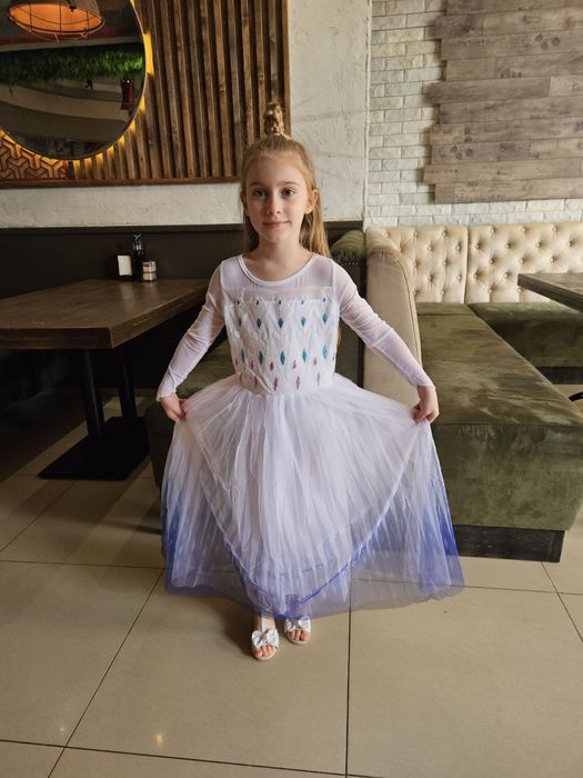 Рокля на Елза от Фроузън с два подаръка светещ ластик и корона