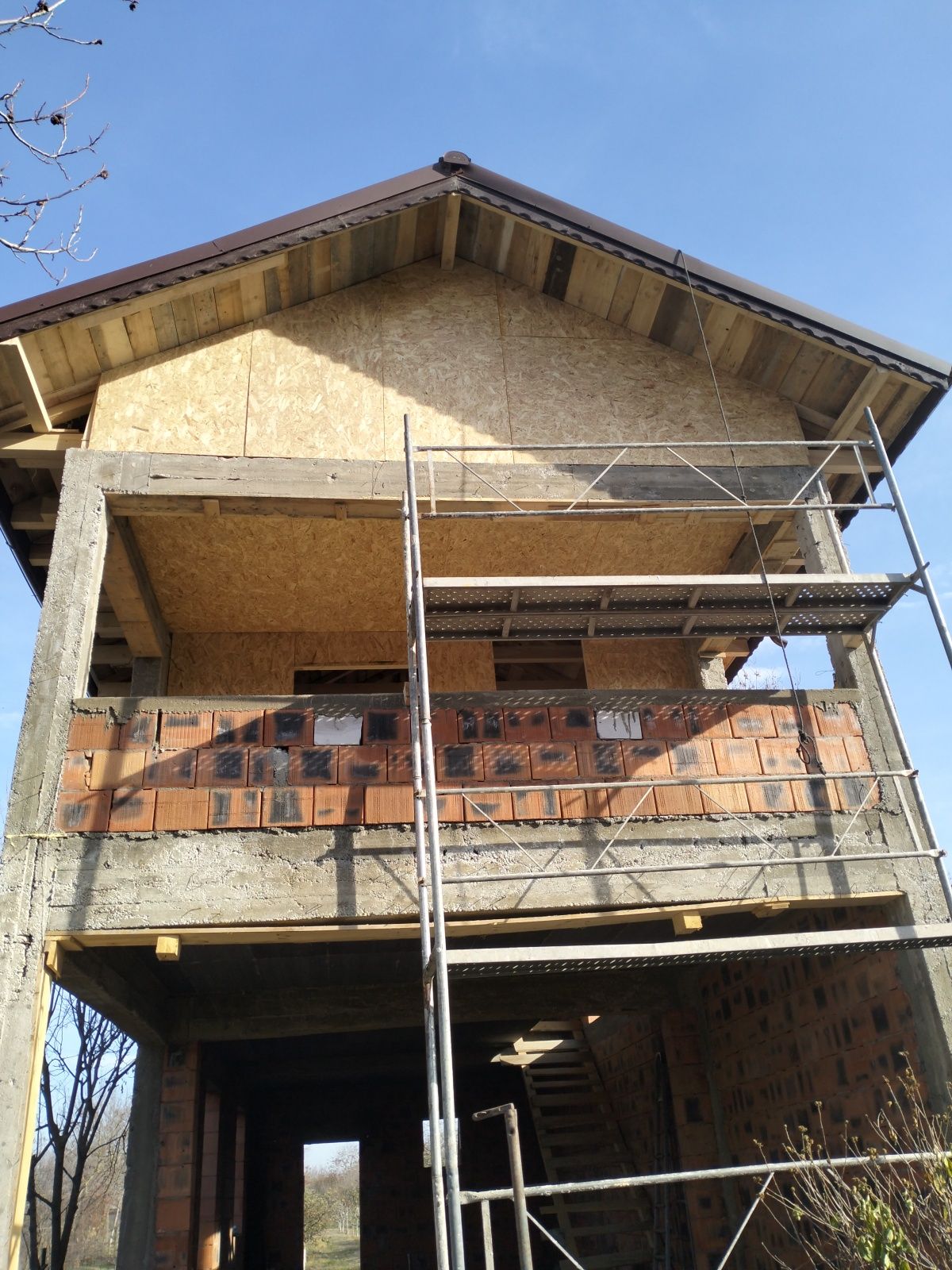Executam case apartamente
