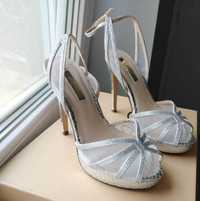 Дамски сребърни обувки