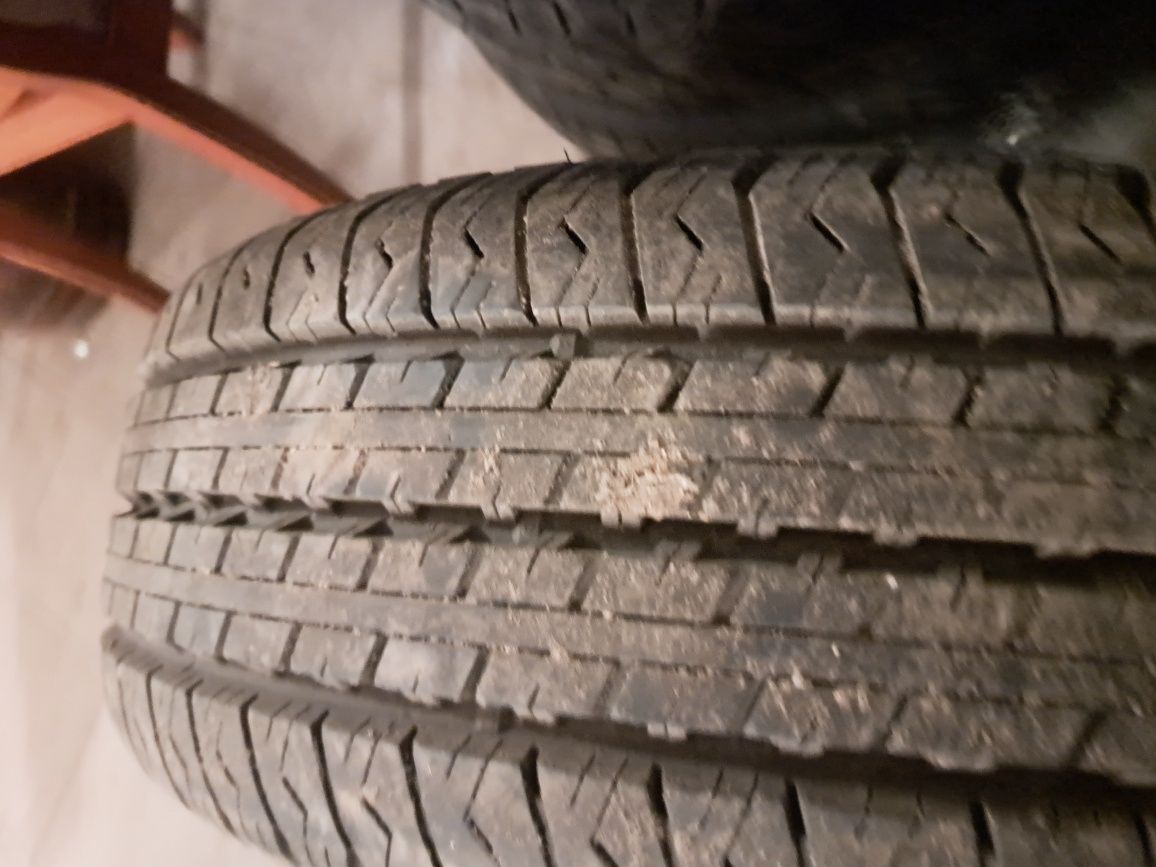 Продам 2 почти новые шины 225/70/R15C