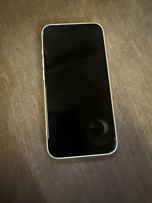 iPhone 13 с протектор и два калъфа