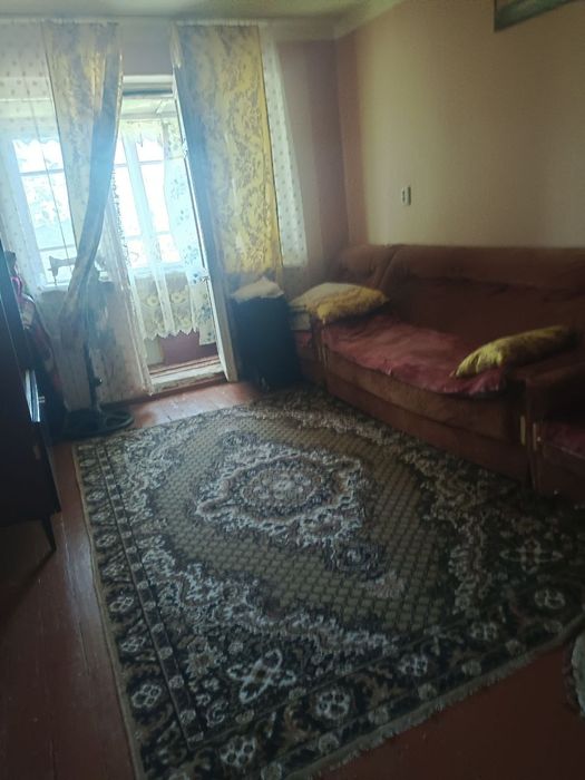 Продаётся 1ком кв в чирчике 4 мкн 4 этаж не далеко от дороги