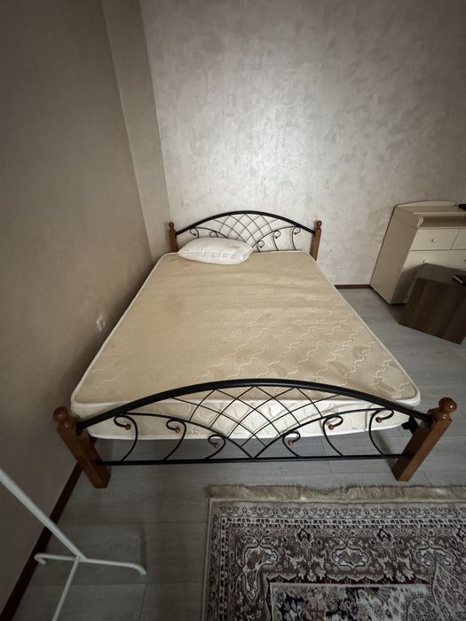 Продам кровать с матрасом