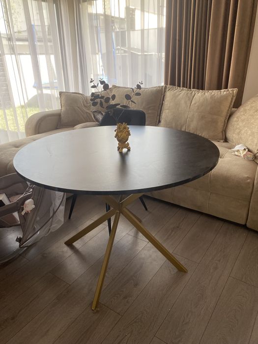 Masa rotunda, eleganta, stare foarte buna, negru si auriu