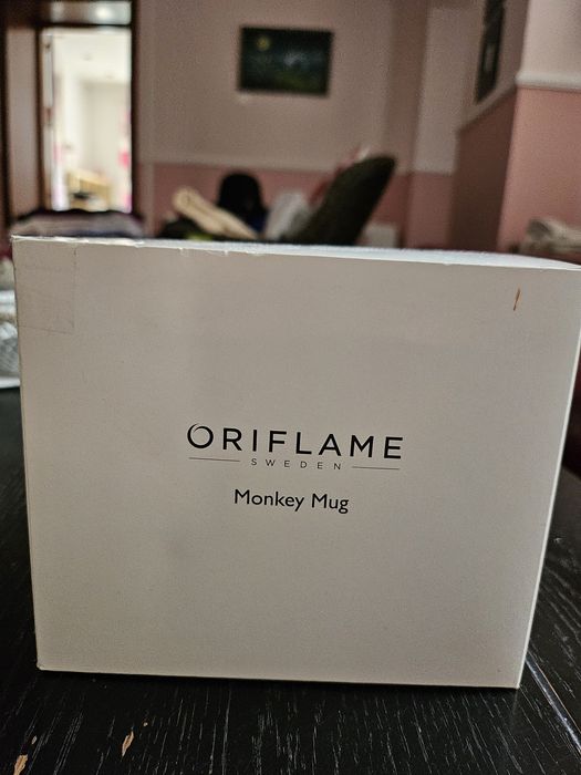 Ceas perete 40 cm 40 lei , 2 cani Mobexpert 30 lei, cana Monkey 15 lei