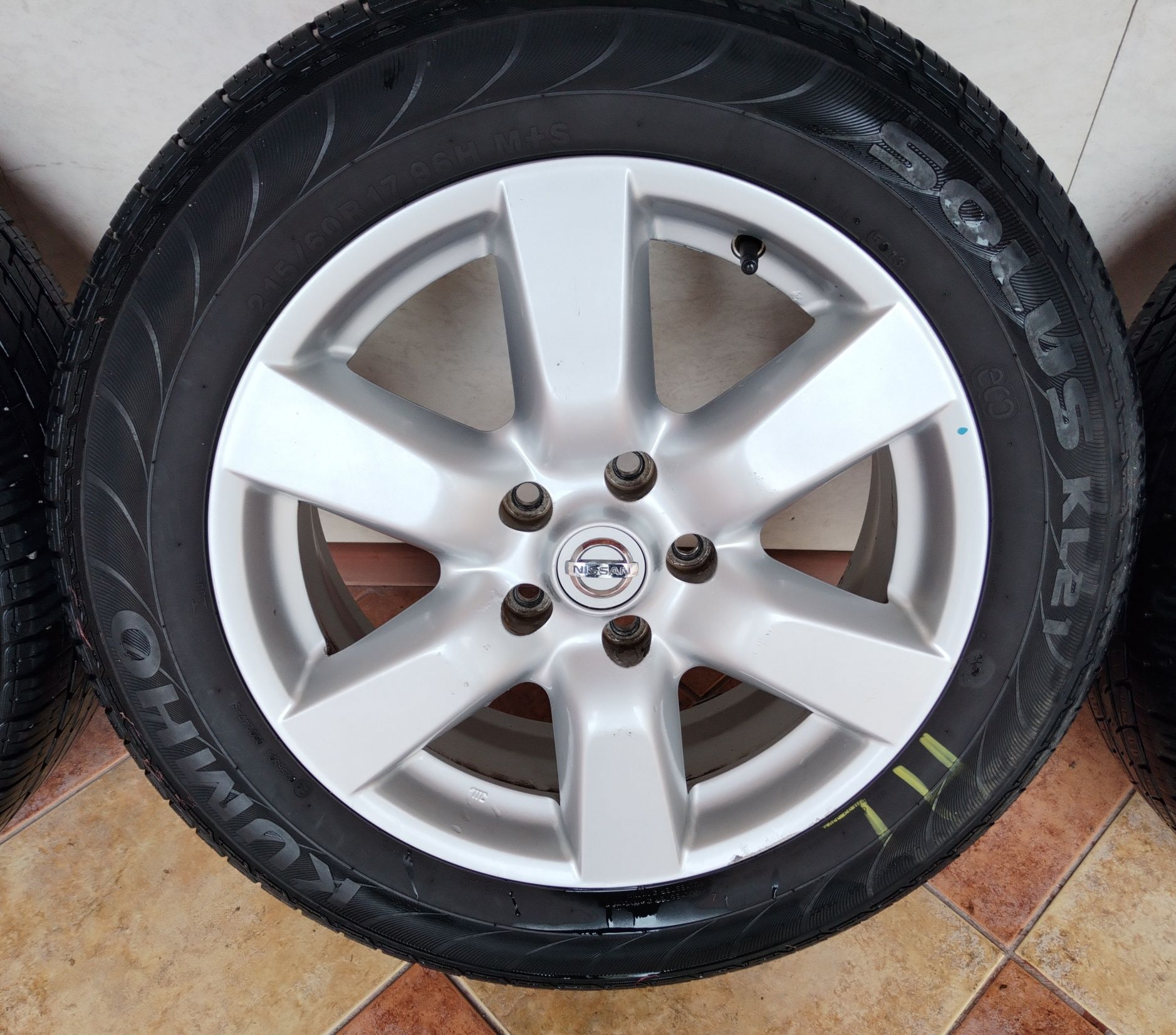 5x114,3 6,5Jx17 ET45 NISSAN 215/60R17 KUMHO