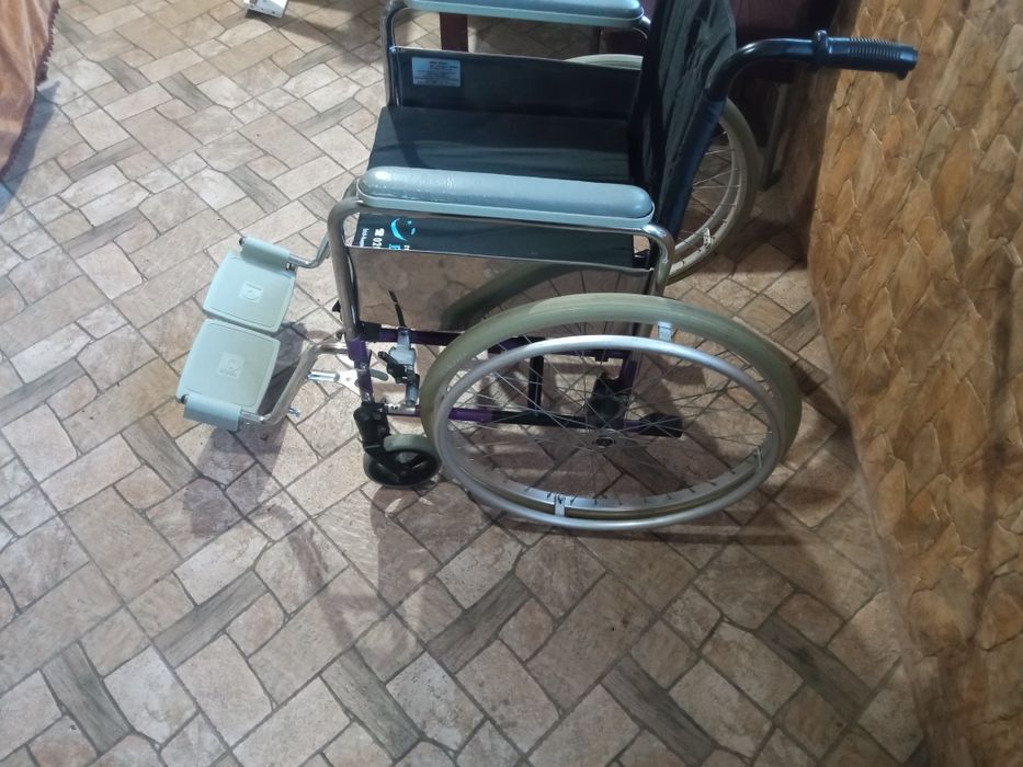 Vând scaun cu rotile